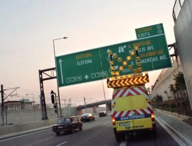 Κυκλοφοριακή συμφόρηση στην Αττική Οδό - Μεγαλόσωμος σκύλος κινείται εντός των λωρίδων